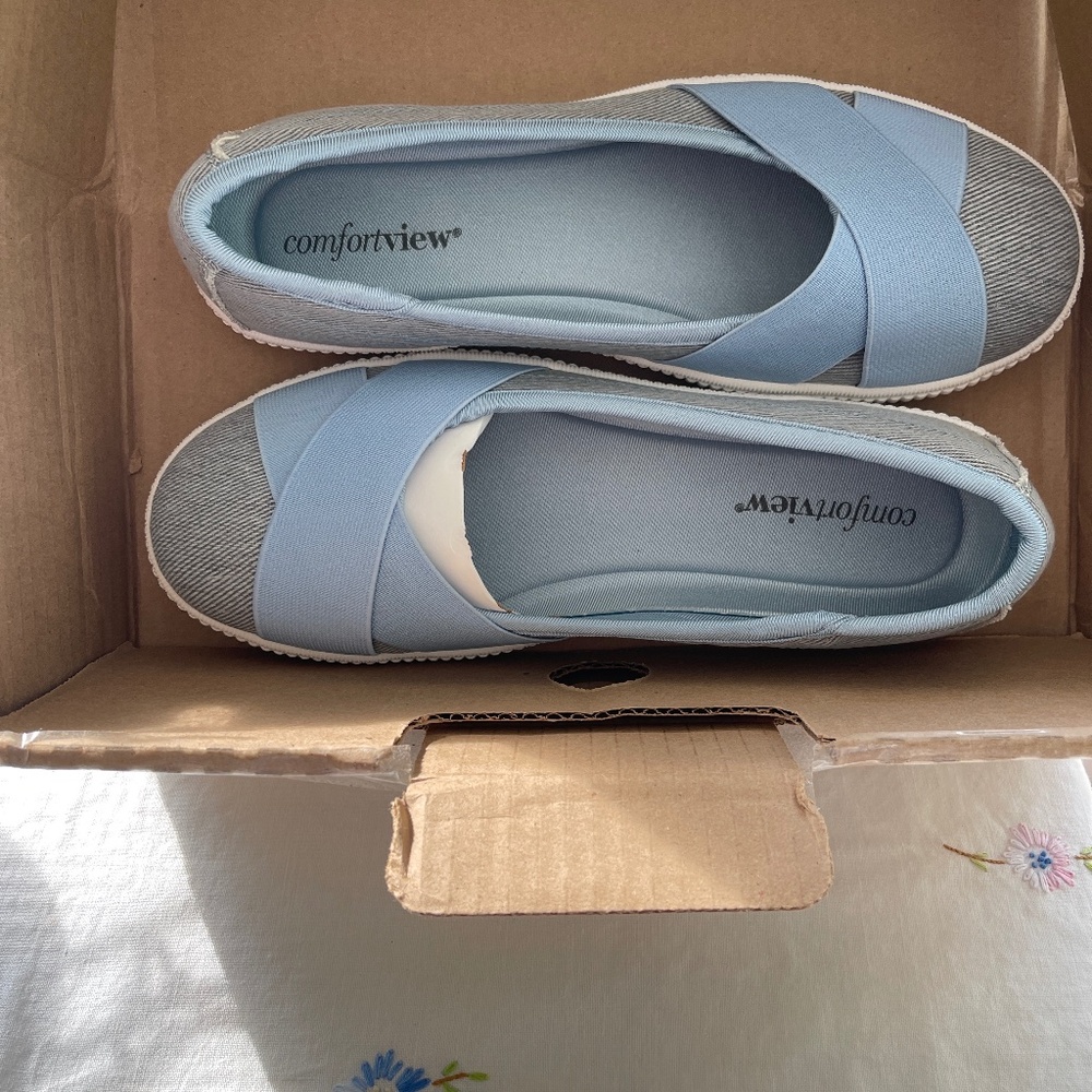8 1/2ww Comfortview shoes in light blue